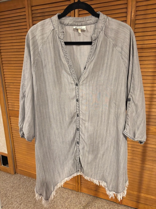 Hester & Orchard Tops - Hester and Orchard Gray Tencel Chambray Button Up Frayed
Hem Top Blouse, Size M